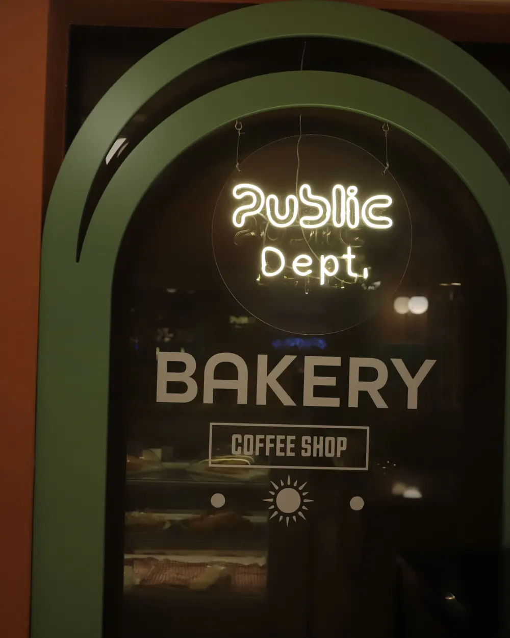 Public Dept. Bakery neon kapısı