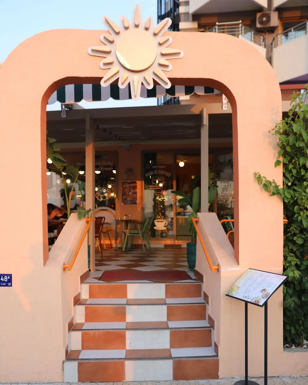 Public Art Kuşadası'nın kemerli girişi